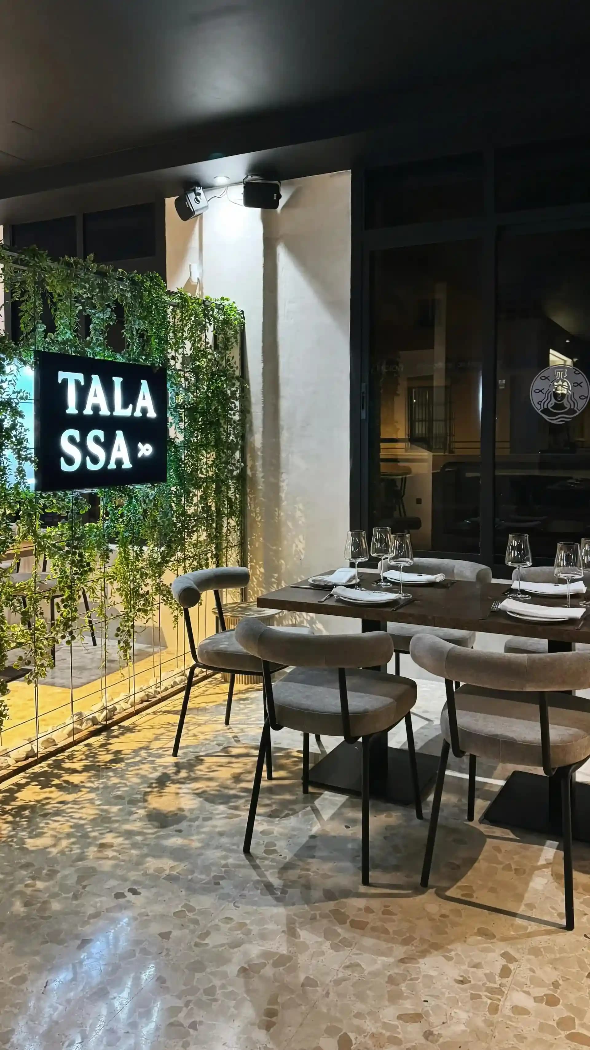 Detalle de vegetación y decoración en La Rollana